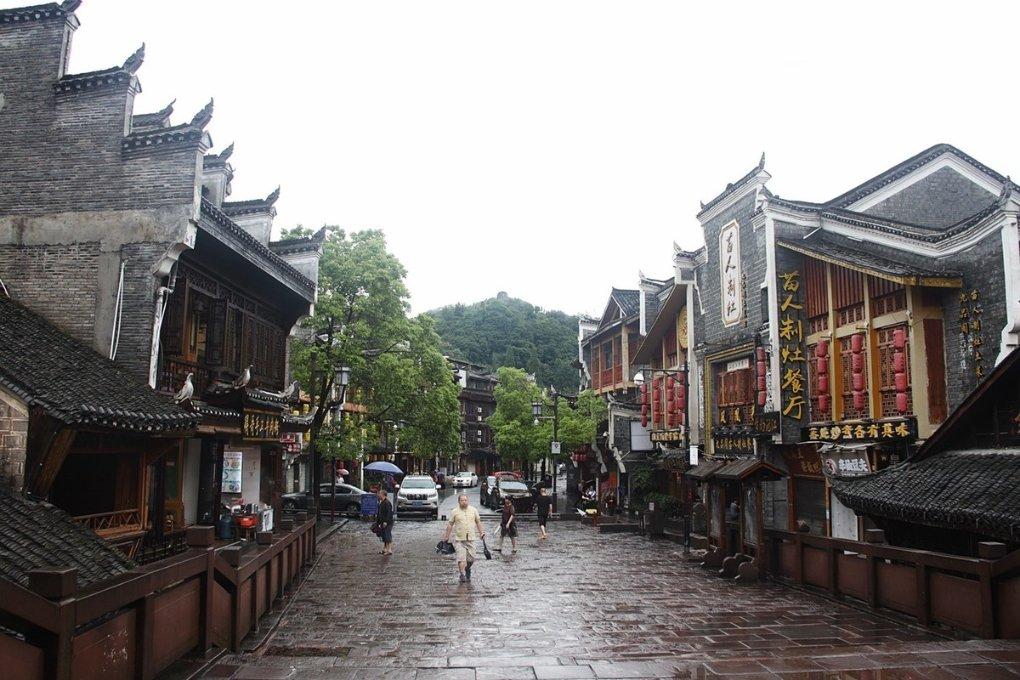 夏目友人帐里面的斑，一定要跟着夏目，这么做的目的是什么呢？